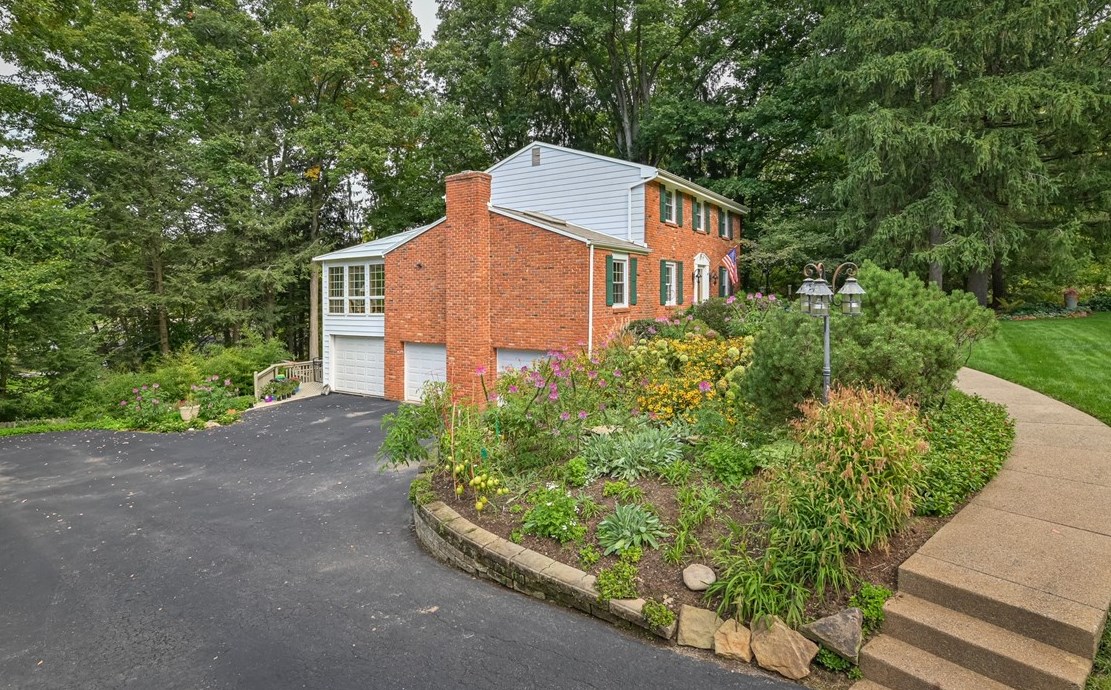 1021 Woodhill Dr, Gibsonia, PA 15044