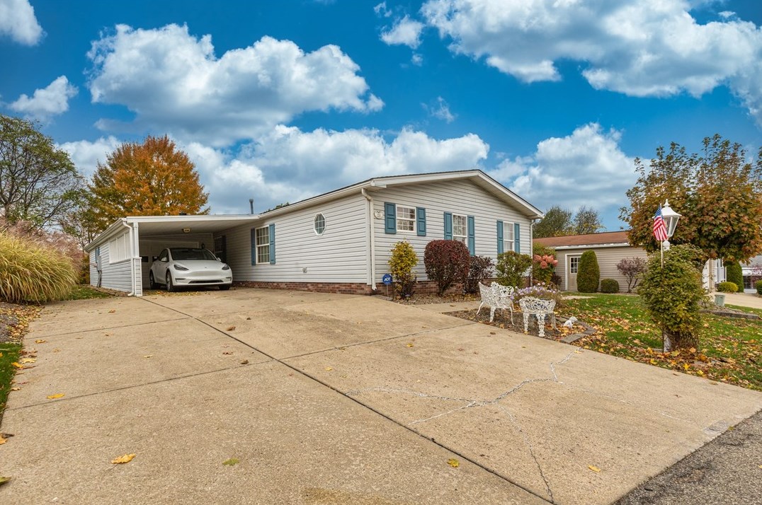 182 Rock Lake Dr, Zelienople, PA 16063