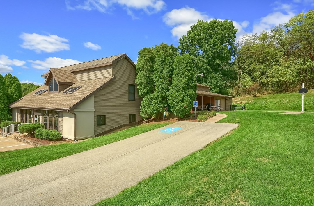 123 Rock Lake Dr, Zelienople PA  16063-8905 exterior