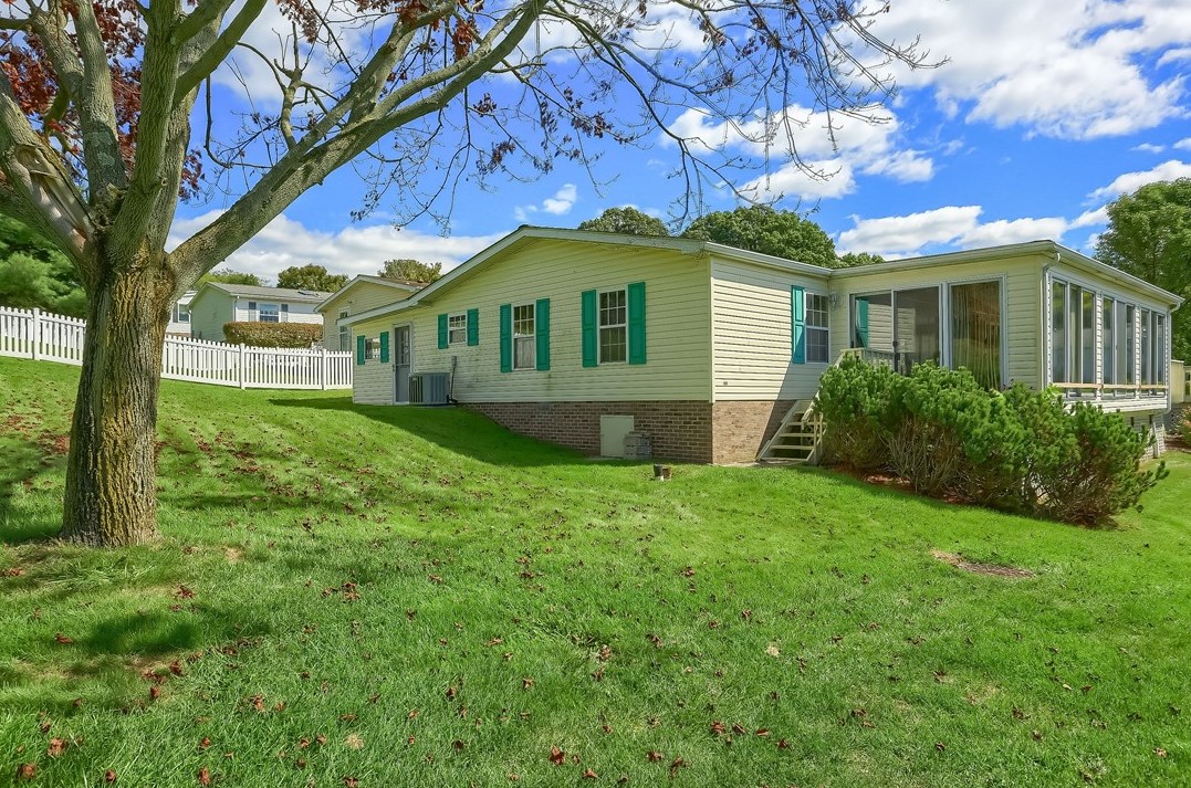 123 Rock Lake Dr, Zelienople, PA 16063