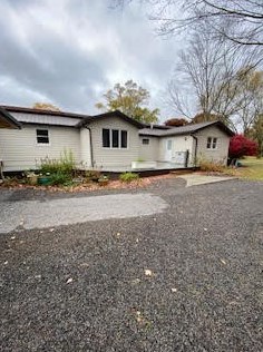 437 Country Club Dr, Ellwood City, PA 16117