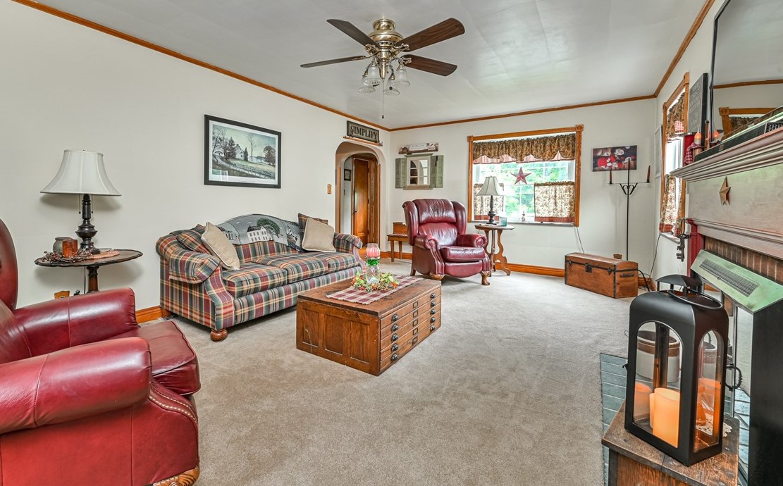 1060 Woodside Ave, Ellwood City, PA 16117-1342