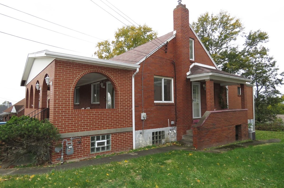 417 Oakhurst Ave, North Versailles, PA 15137-2241