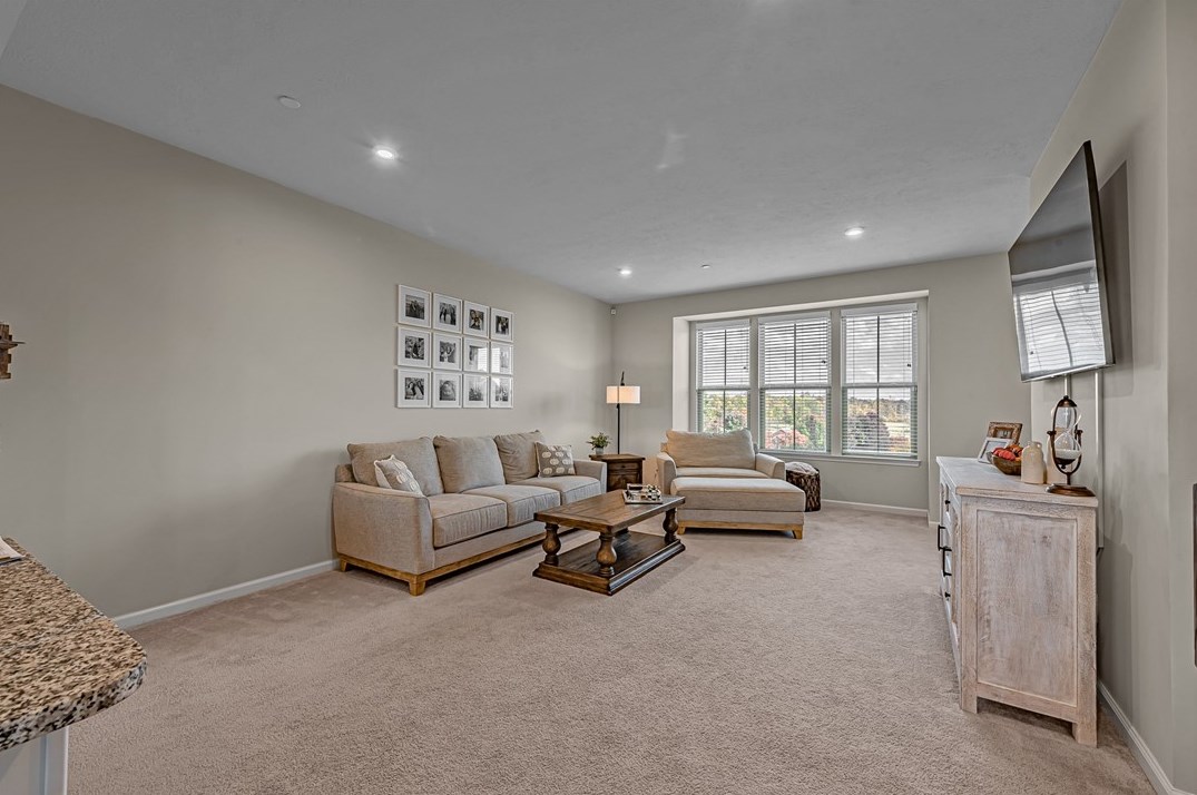 8004 Augusta Ln, Jeannette, PA 15644