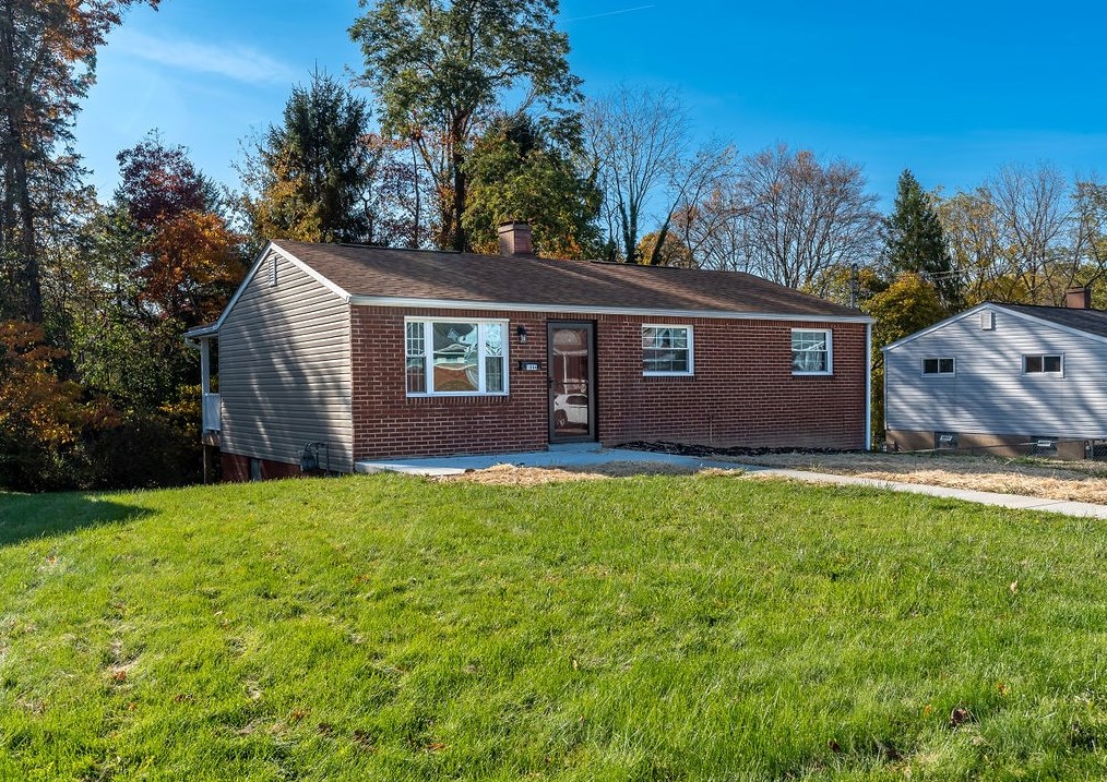 1084 Catherine Dr, Conway, PA 15027-1212