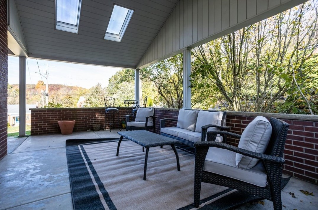 1392 Pennsylvania Ave, Bridgeville, PA 15017-2652