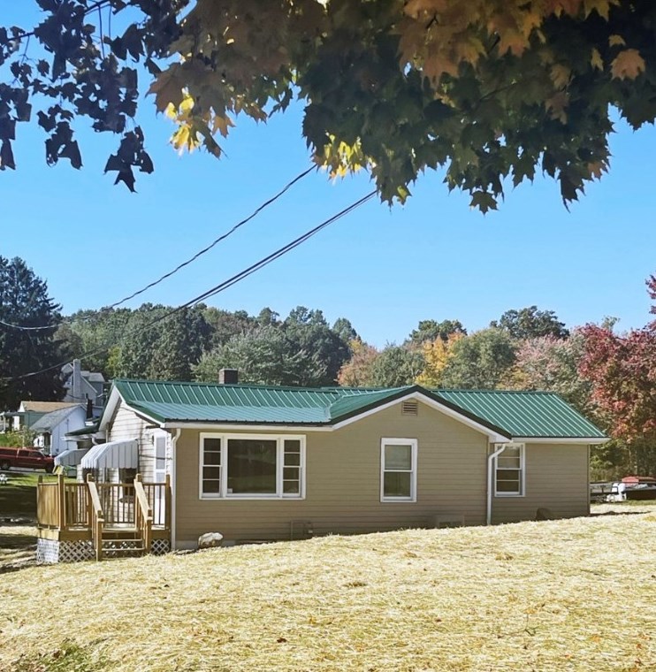 3956 Hollow Rd, New Castle, PA 16101