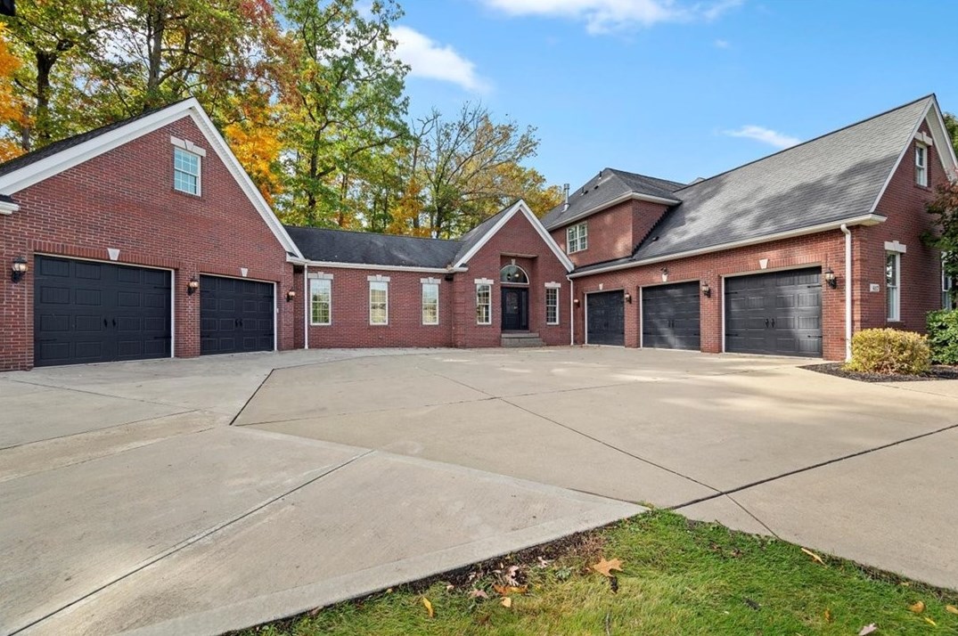 417 Quarter Horse Ln, Seven Fields, PA 16046