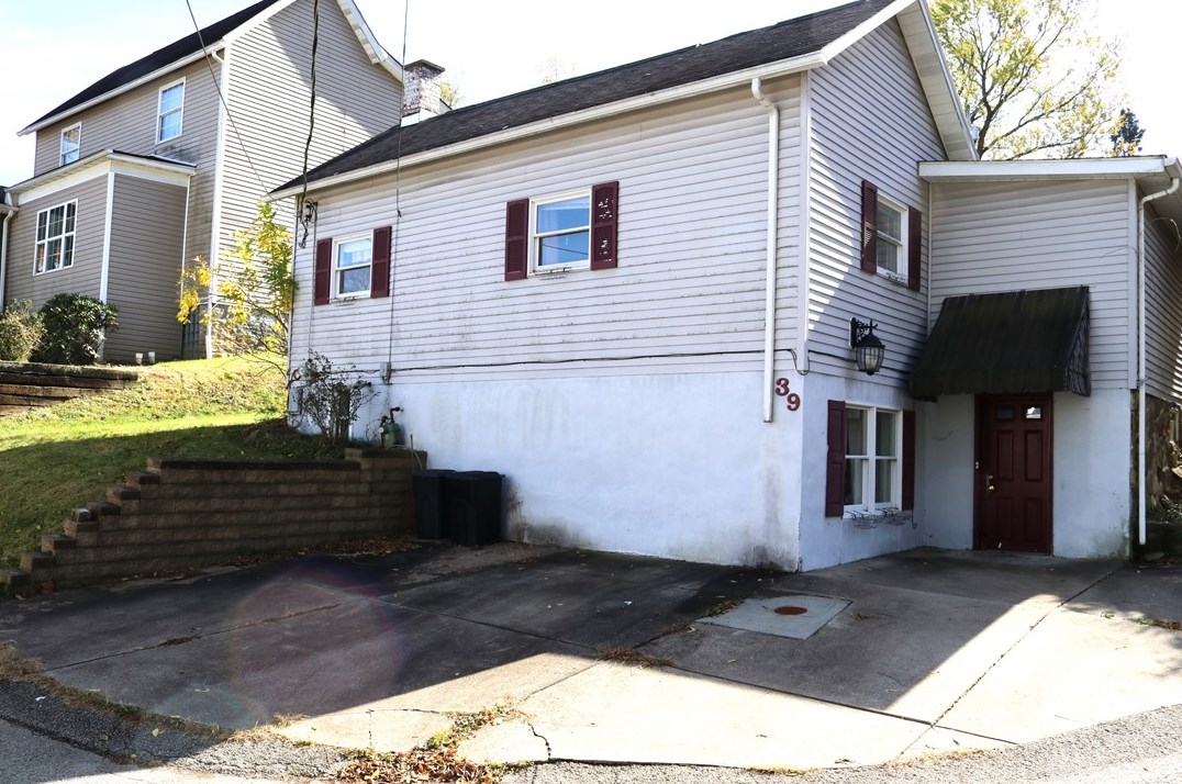39 Penn St, Manor, PA 15665