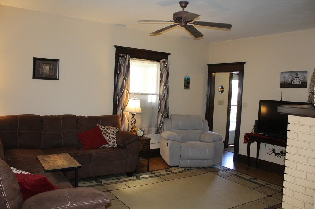 140 Jefferson Ave, Hermitage, PA 16146