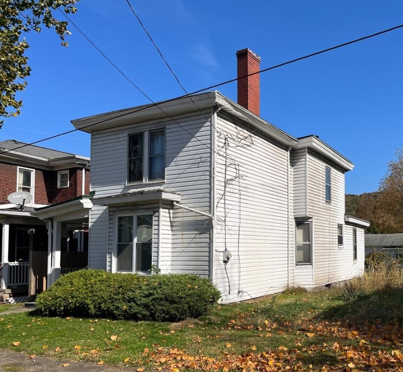 1818 6th Ave, Beaver Falls, PA 15010