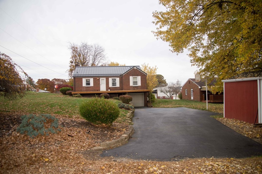 212 Hart St, Houston PA  15342-1128 exterior