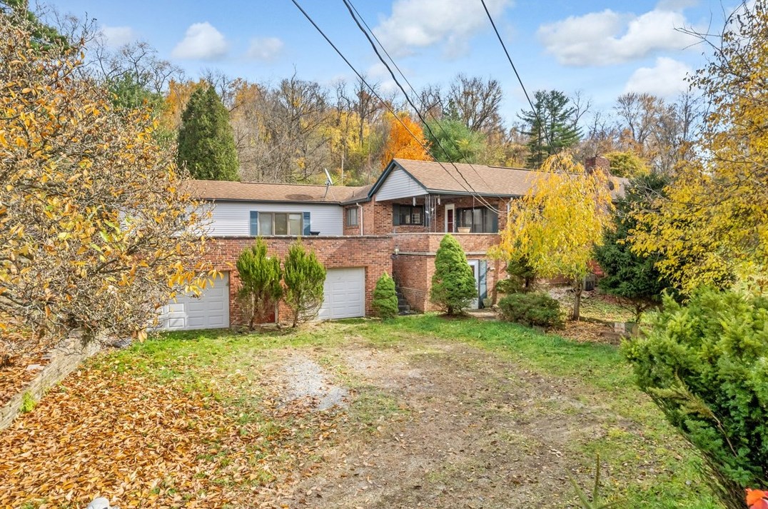 975 Hough Dr, Pittsburgh, PA 15236