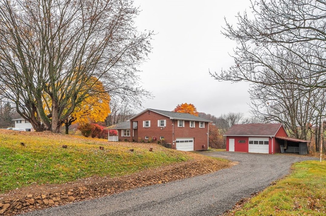 1060 Pittsburgh Rd, Valencia, PA 16059