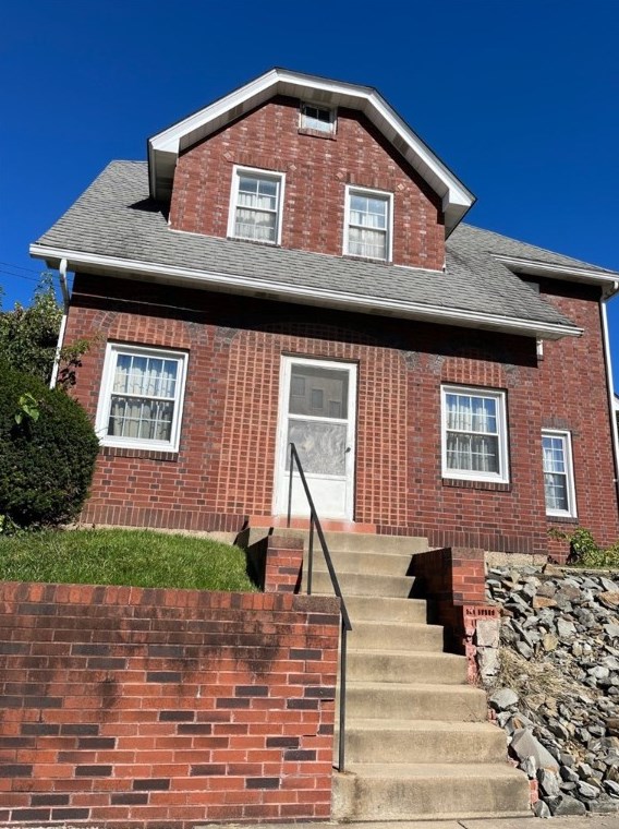 342 School St, Springdale, PA 15144-1345