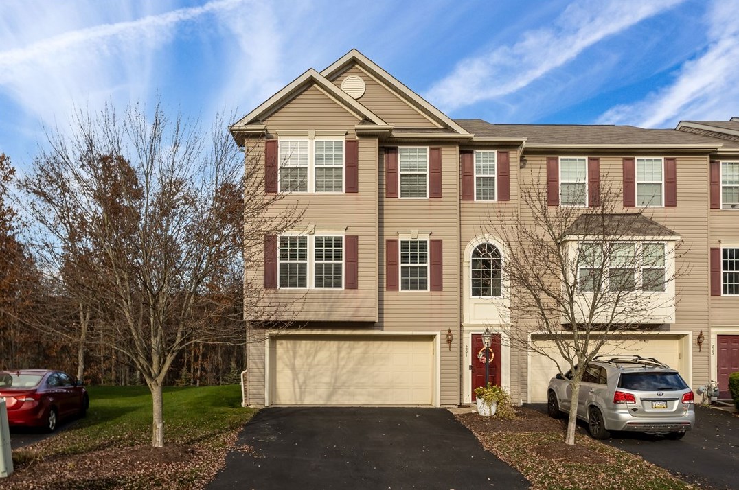 281 Broadstone Dr, Seven Fields, PA 16046-5206