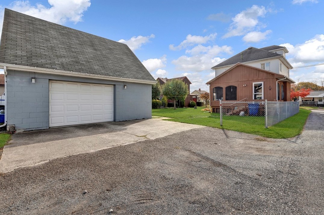 316 Line St, Ellwood City, PA 16117-2743