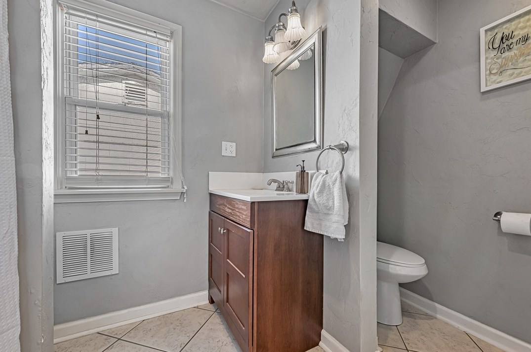 206 7th St, Youngwood PA  15697-1266 exterior