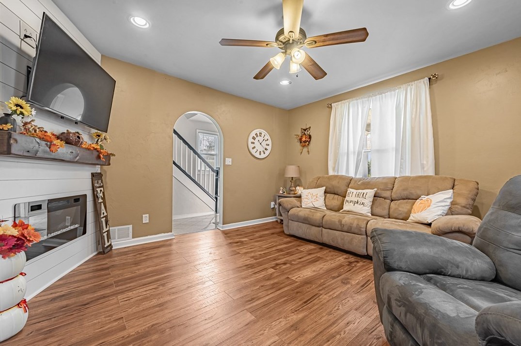 206 7th St, Youngwood PA  15697-1266 exterior