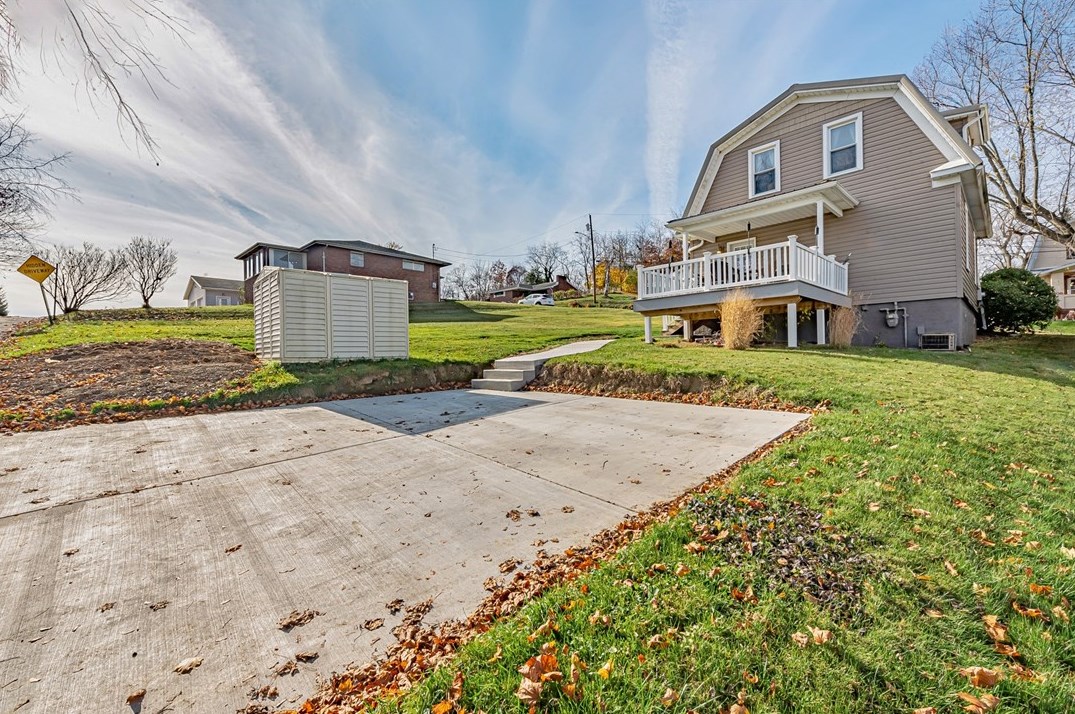 206 7th St, Youngwood PA  15697-1266 exterior