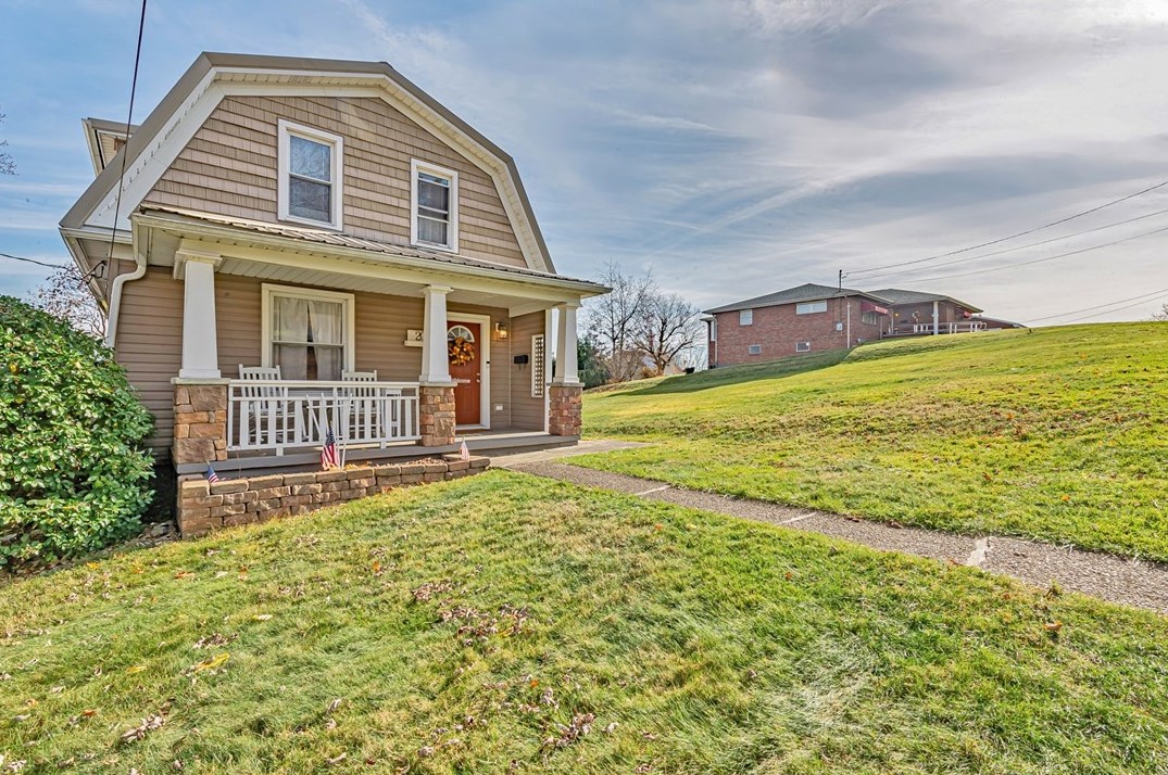206 7th St, Youngwood, PA 15697-1266