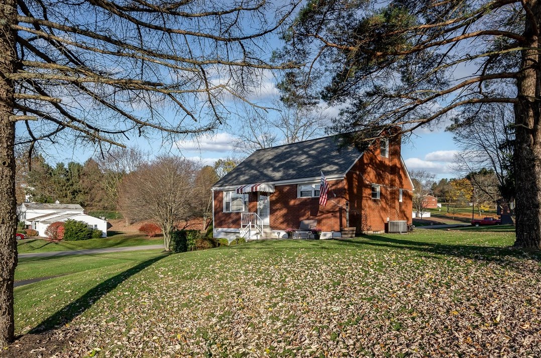 203 Holyoke Rd, Butler, PA 16001-1212