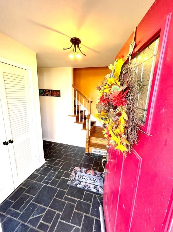 2564 Blossom Ln, New Castle, PA 16105