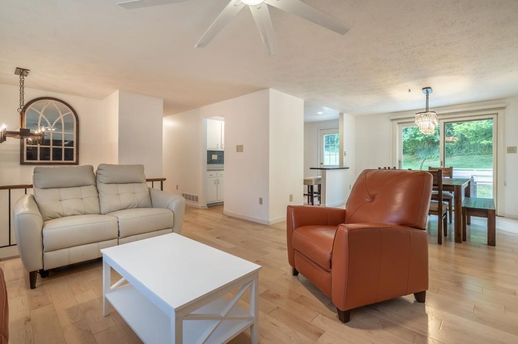 295 Carmell Dr, Pittsburgh, PA 15241