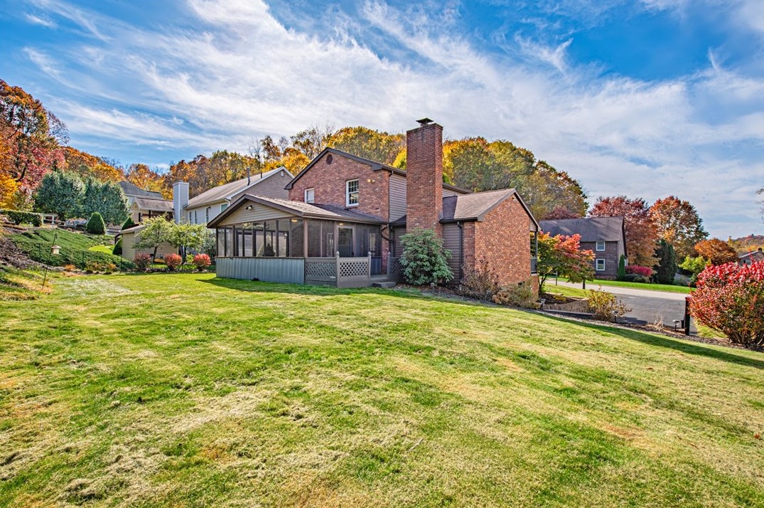 31 Brookdale Dr, Greensburg PA  15601-5856 exterior