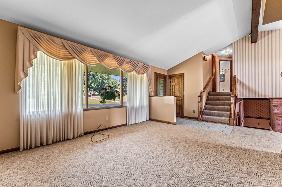 1211 Blue Sky Dr, New Castle, PA 16105