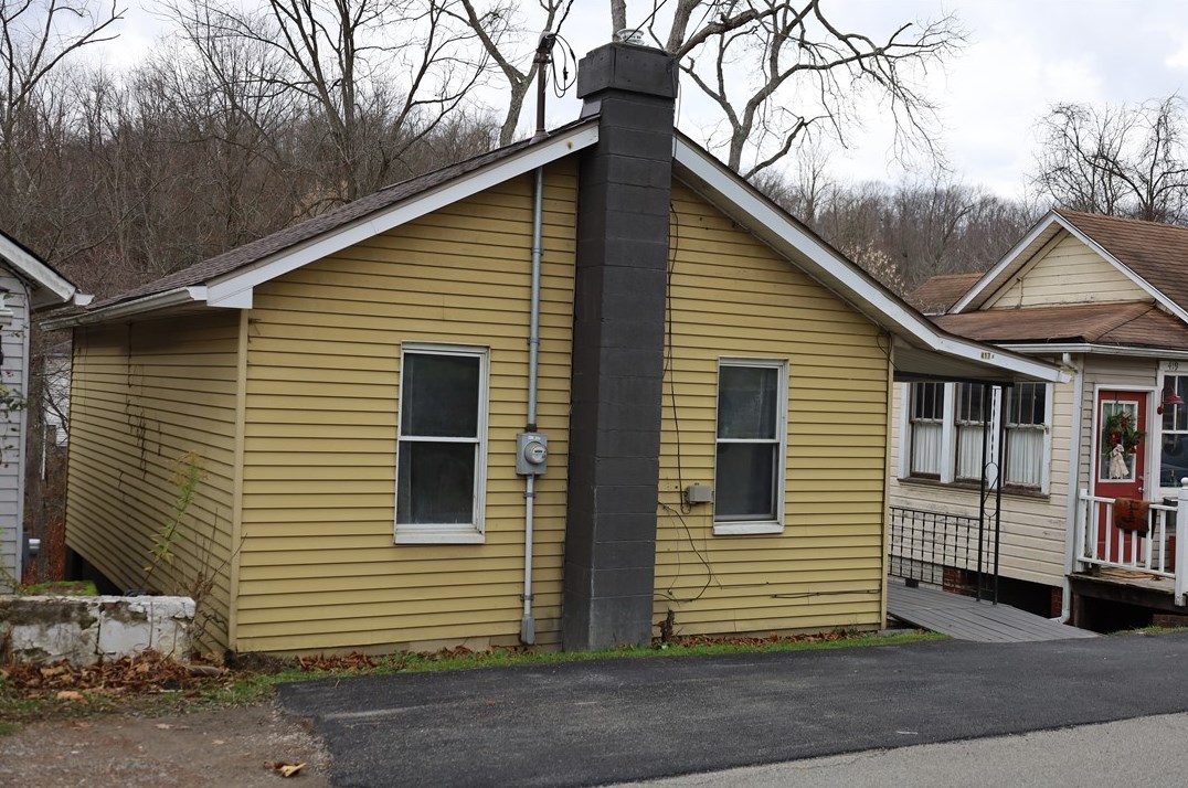 417 1/2 Valley St, Mc Donald, PA 15057