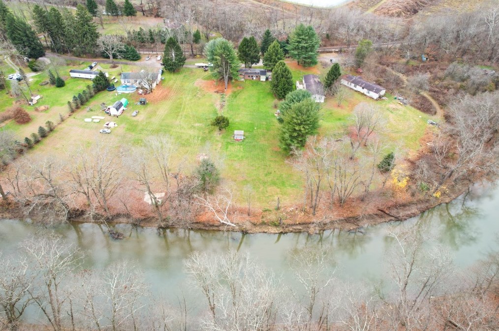 125 Hillvue Ln, Evans City, PA 16033