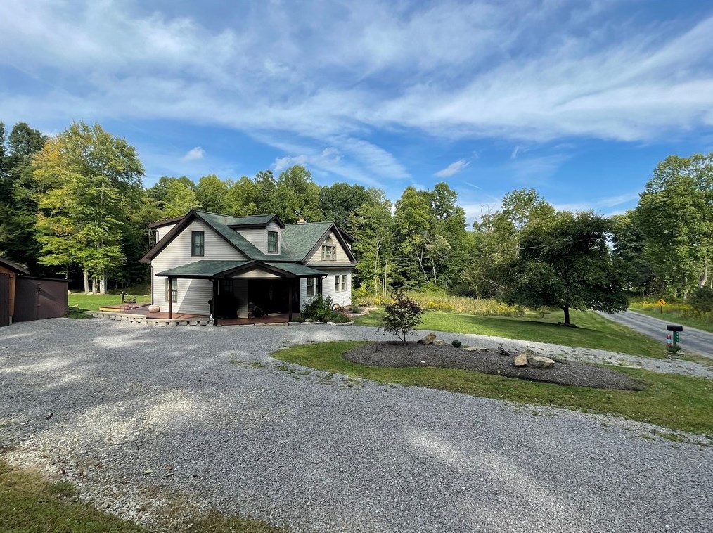 221 Whitaker Rd, Barkeyville, PA 16038
