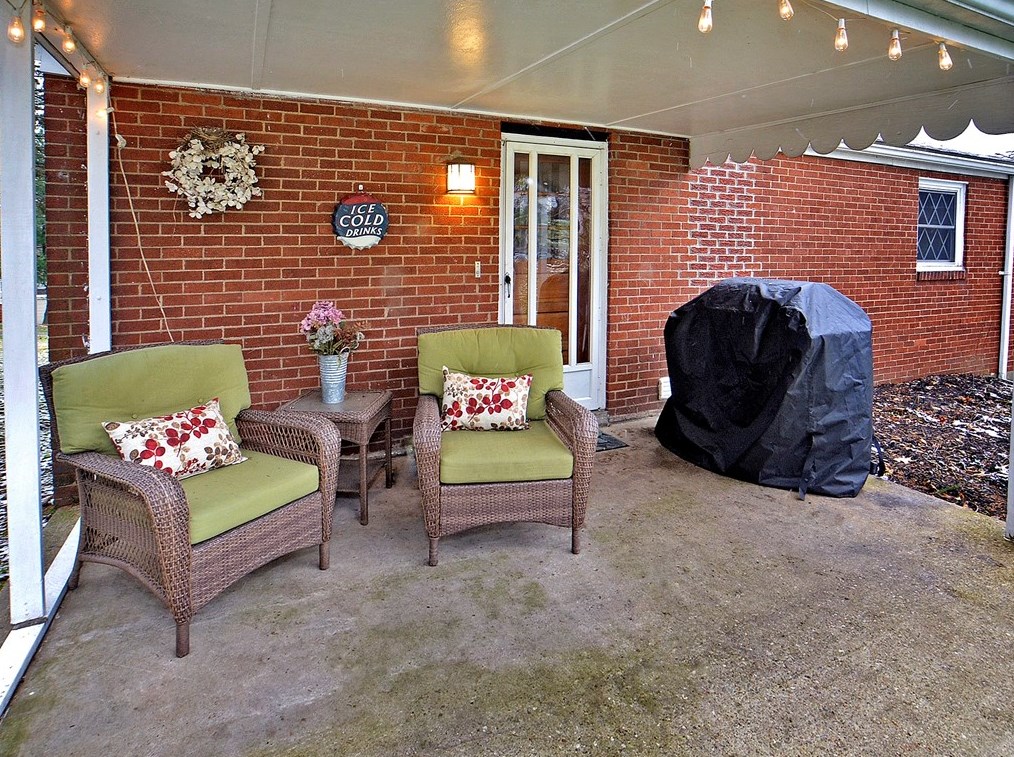 209 Willow Dr, Monroeville PA  15146-4552 exterior