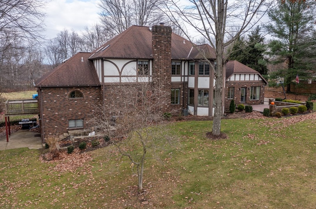 12 Fairway Dr, Greenville, PA 16125