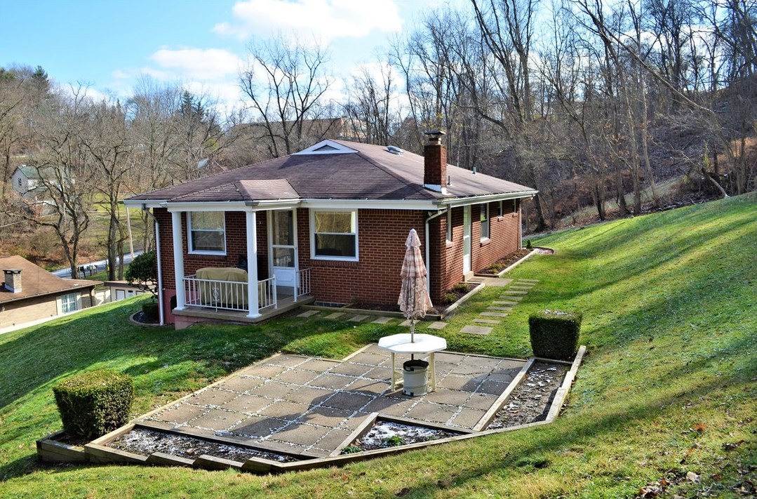 1044 Old Coal Hollow Rd, Verona, PA 15147