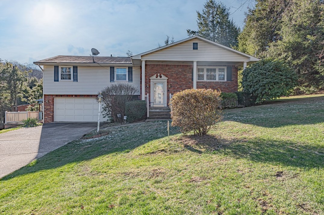 410 Crestridge Dr, Greensburg, PA 15601-1256