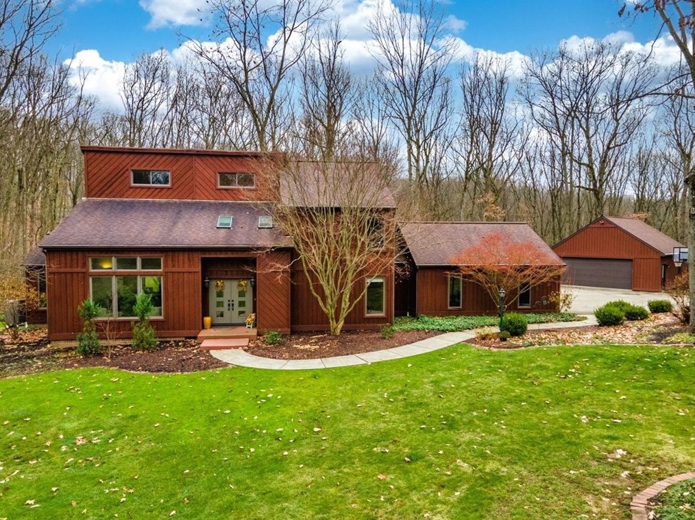 156 Briar Hill Dr, Zelienople, PA 16063