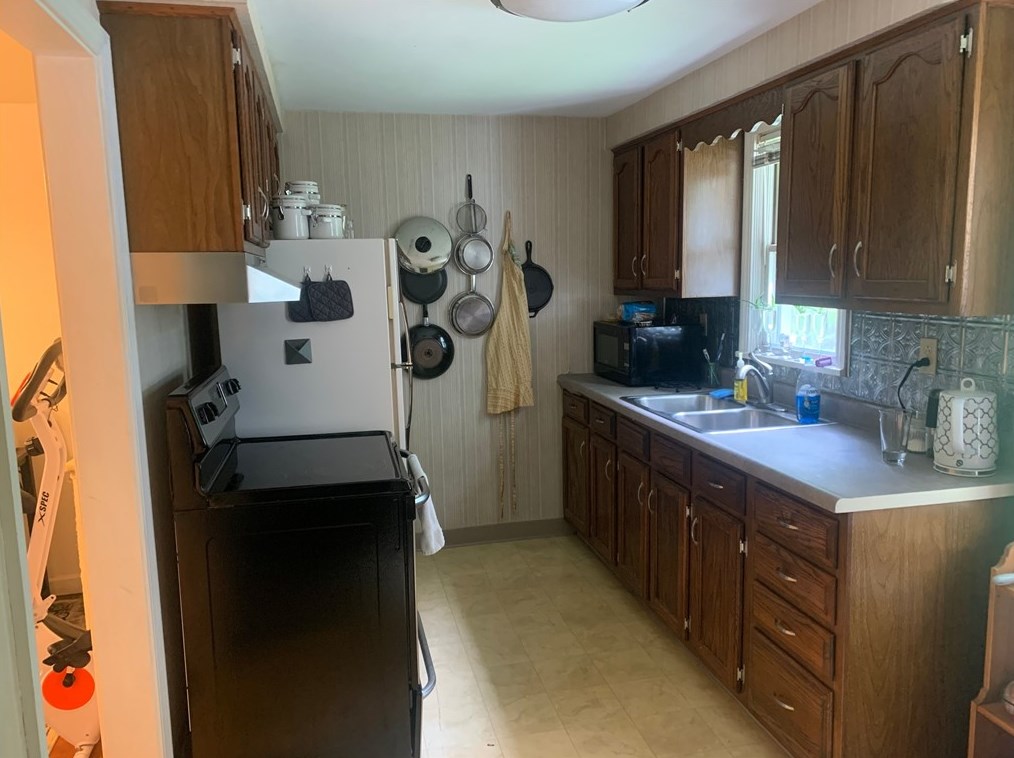 110 James St, North Versailles PA 15137-2021 exterior