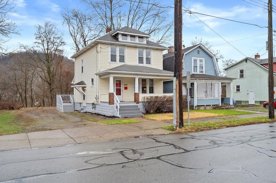 2518 7th Ave, Beaver Falls, PA 15010-3752