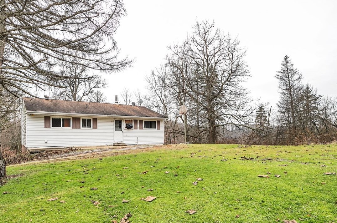 215 Leslie Rd, Valencia, PA 16059-2621