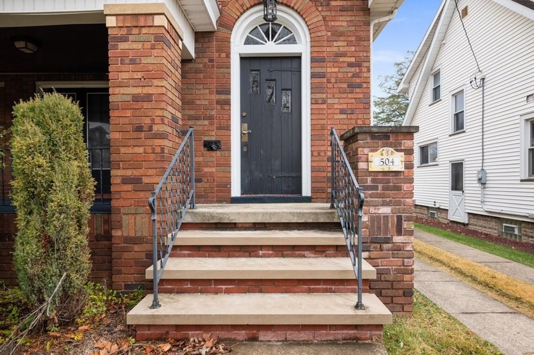 504 Pershing St, Ellwood City, PA 16117-1239