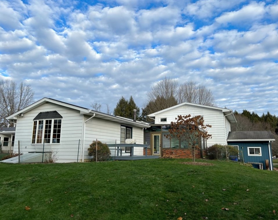 25 Country Club Rd, Grove City, PA 16127