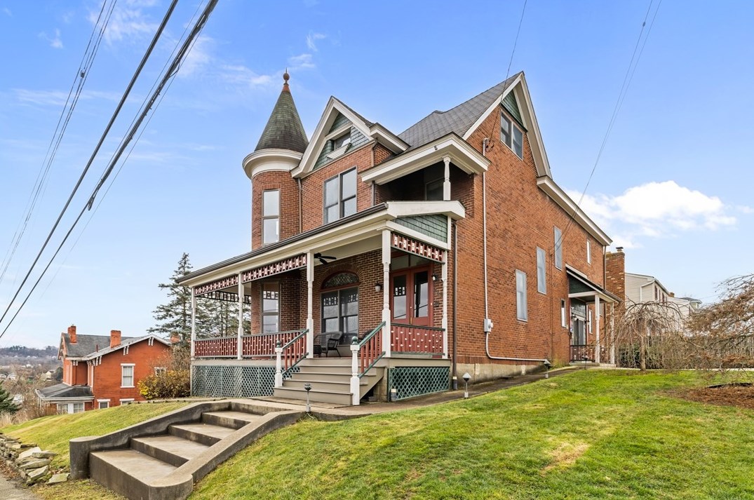 523 Doolittle Ave, Collier Township, PA 15106-2217