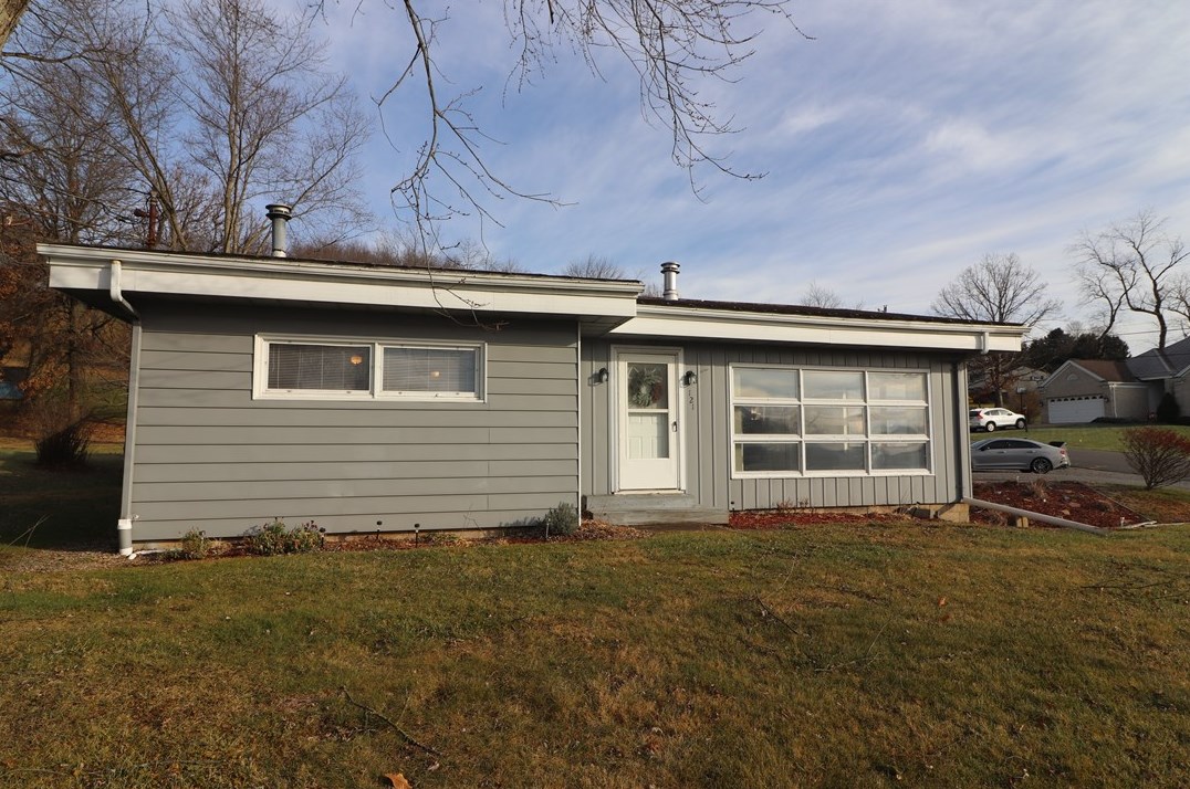 121 Crescent St, Evans City, PA 16033