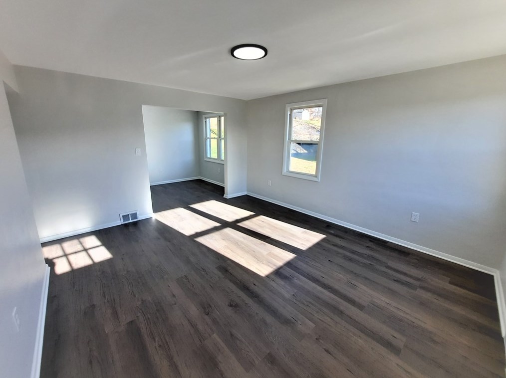 636 Morning Star Dr, Ellwood City, PA 16117