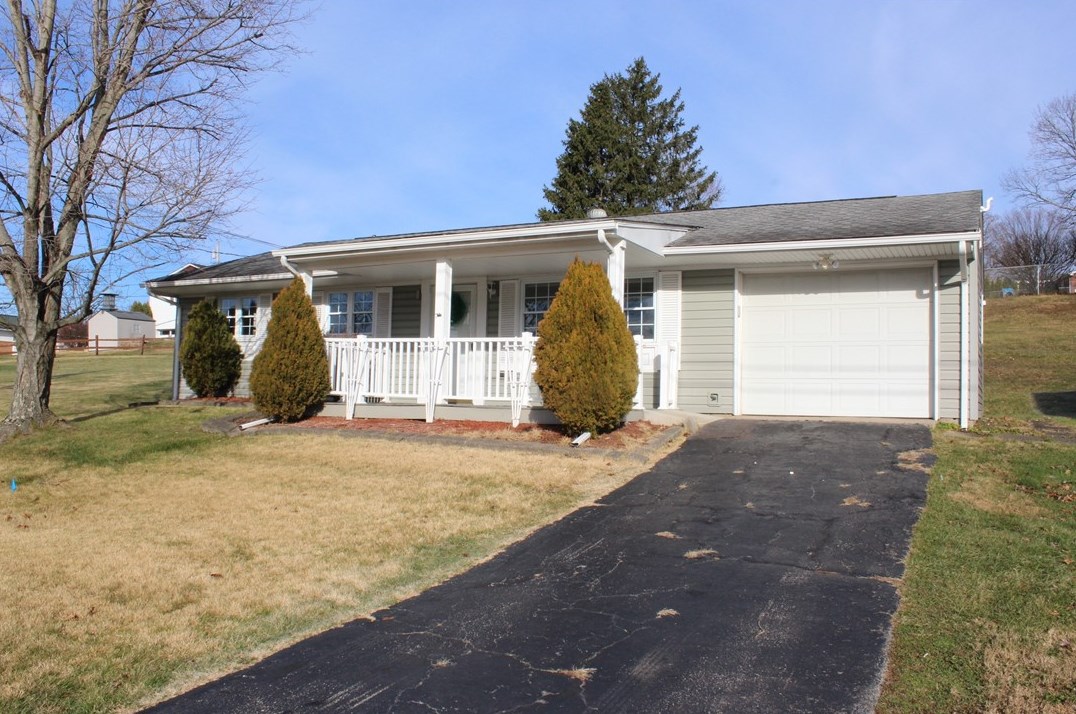 1 Nancy Dr, Jeannette, PA 15644