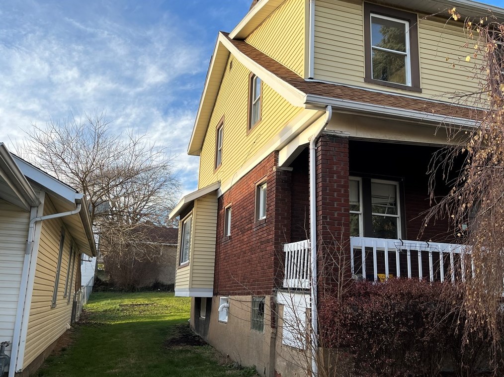 62 Laurel Ave, Washington, PA 15301-3319