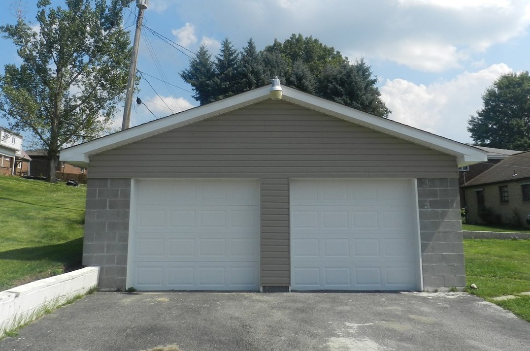200 Patricia Dr, Ellwood City, PA 16117