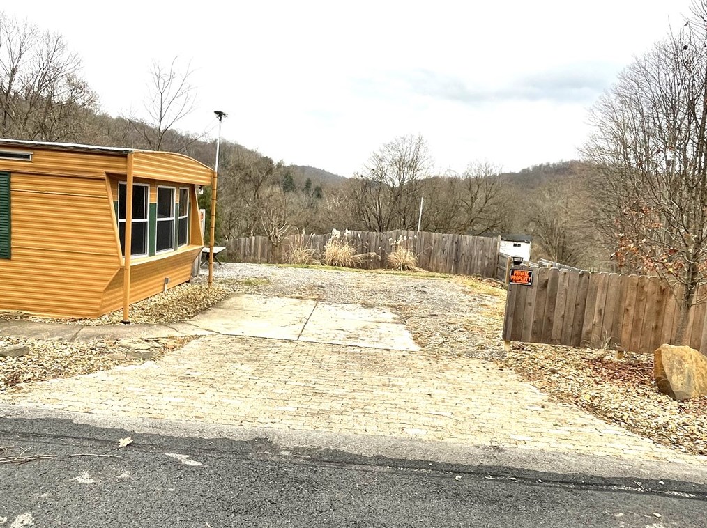 230 Mosaic Blvd, New Kensington, PA 15068